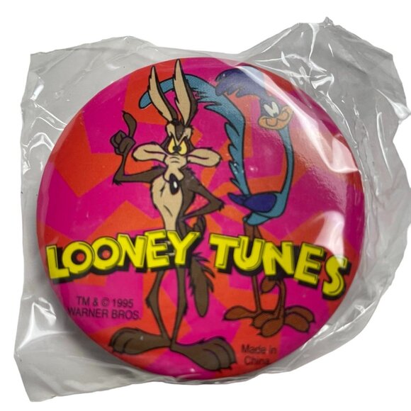 Vintage 1995 WB Looney Tunes Wile E Coyote Road Runner Safety Pin Back Button mq - Picture 1 of 2